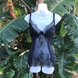 - Escante under wired corset or bustiers